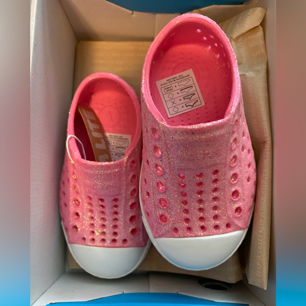 Native Jefferson Bling pink summer shoes NIB size 4